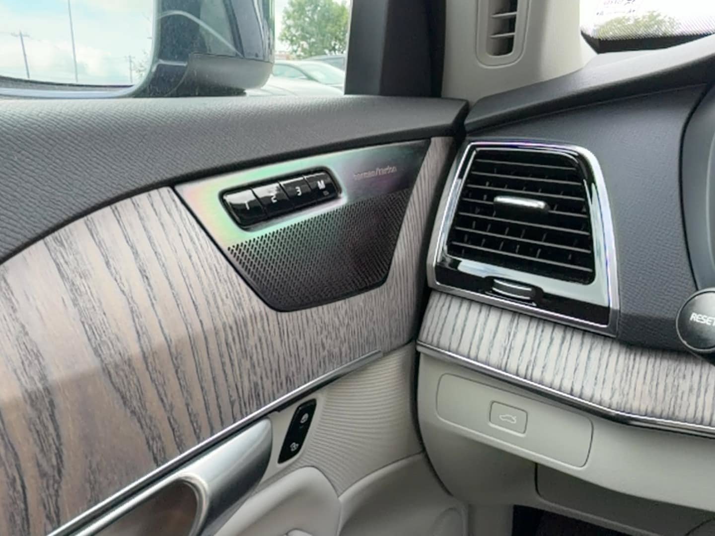 Certified 2024 Volvo XC90 B6 Plus w/ Protection Package Premier AWD/4WD image 20