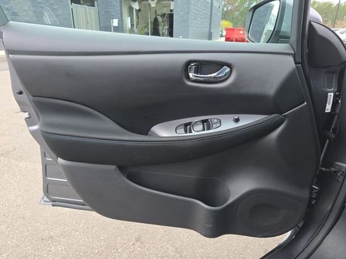 Used 2025 Nissan Leaf S image 29