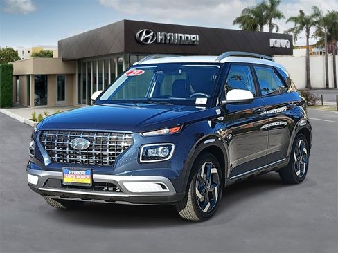 Used 2023 Hyundai Venue Limited image 7