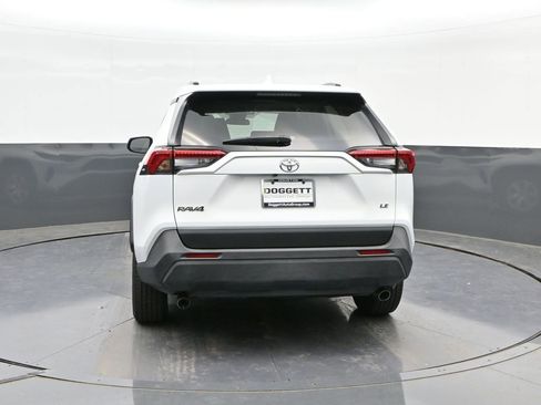 Used 2021 Toyota RAV4 LE image 8