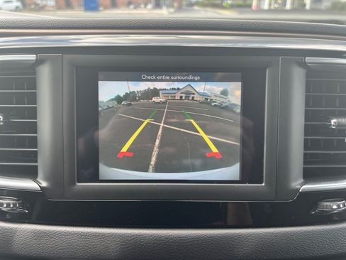 Used 2018 Chrysler Pacifica Touring-L FWD image 23