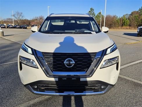 Used 2021 Nissan Rogue Platinum image 2