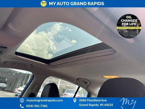 Used 2022 Nissan Sentra SR w/ SR Premium Package FWD image 4