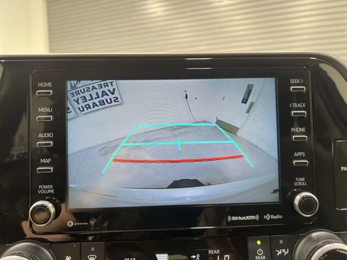 Used 2021 Toyota Highlander XLE AWD/4WD image 17