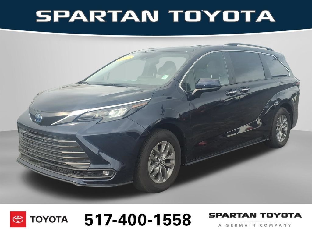 Used 2025 Toyota Sienna XLE FWD image 1