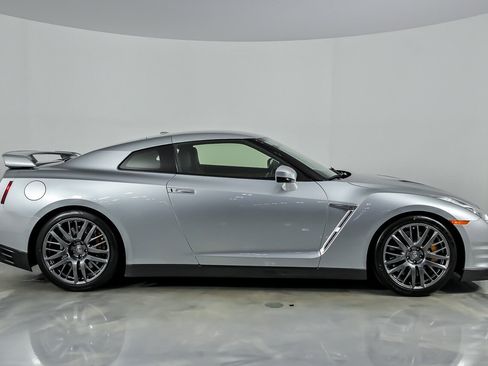 Used 2016 Nissan GT-R Premium AWD/4WD image 14