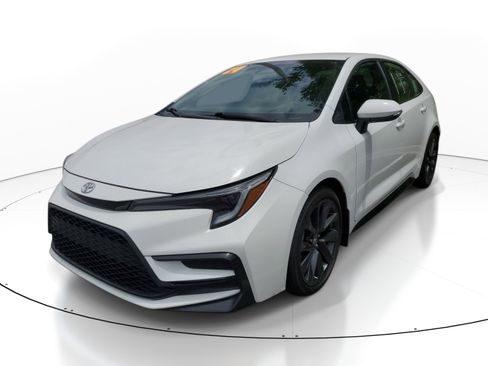 Used 2024 Toyota Corolla SE FWD image 3