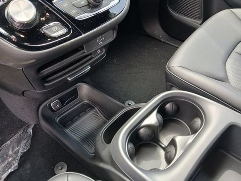 New 2026 Chrysler Pacifica Select AWD/4WD image 26