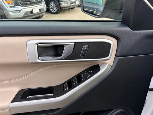 Used 2022 Ford Explorer XLT w/ Equipment Group 202A image 19