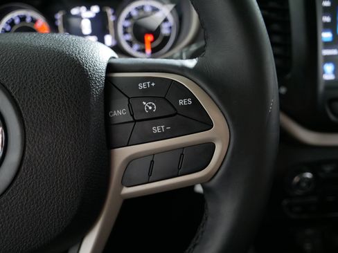 Used 2017 Jeep Cherokee Latitude w/ Safety/Convenience Group AWD/4WD image 28