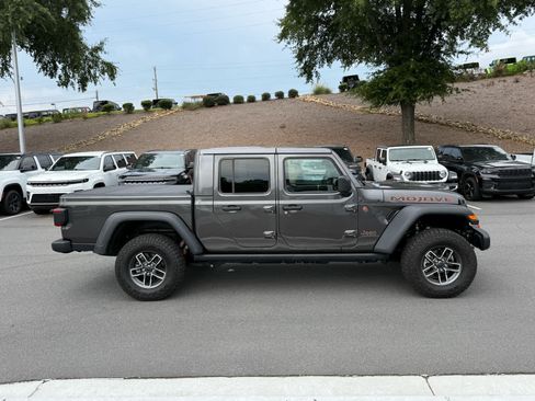 Used 2025 Jeep Gladiator Mojave w/ Convenience Group AWD/4WD image 6