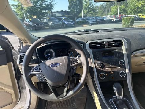 Used 2016 Ford Fusion SE FWD image 4