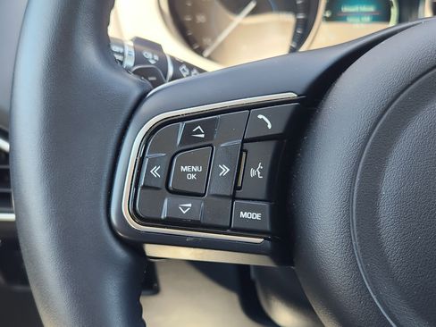 Used 2019 Jaguar F-PACE Premium image 33