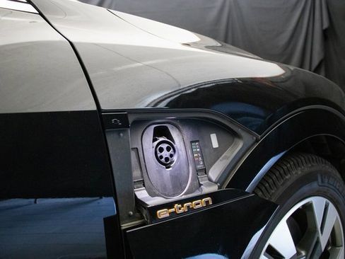 Used 2022 Audi e-tron Premium Plus w/ Premium Plus Package image 40