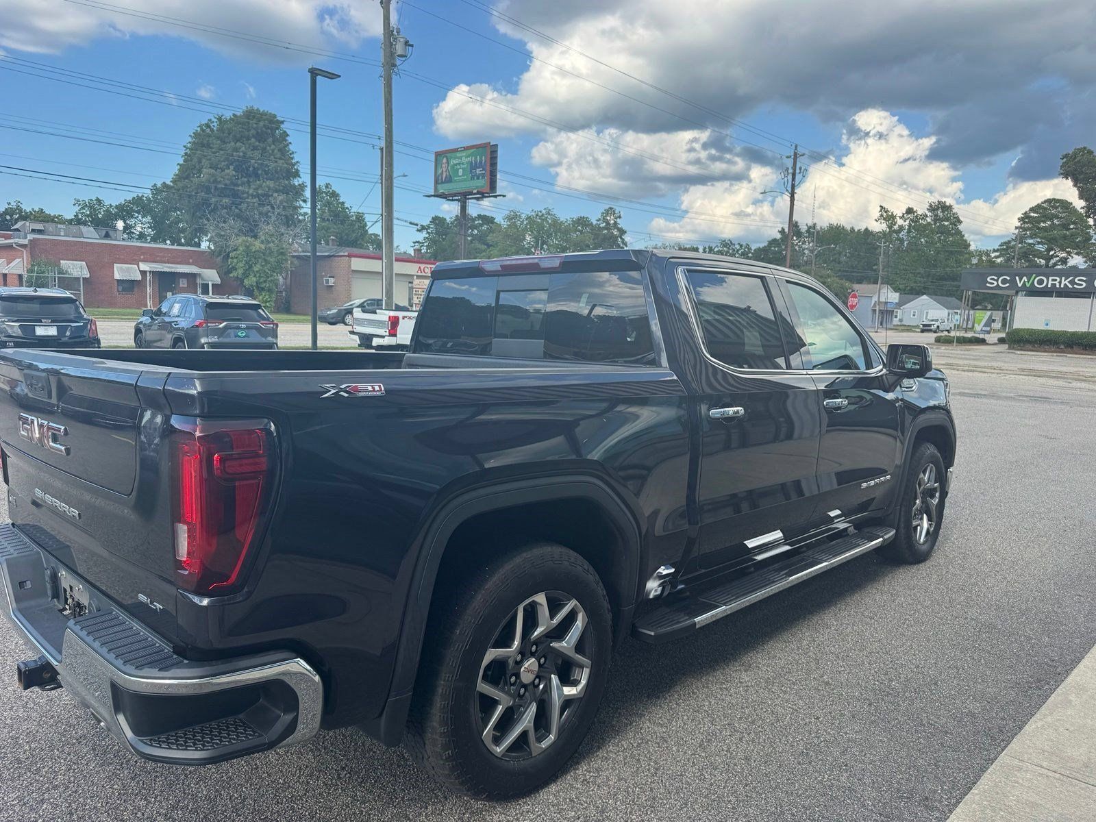 Used 2023 GMC Sierra 1500 SLT w/ SLT Premium Package AWD/4WD image 6