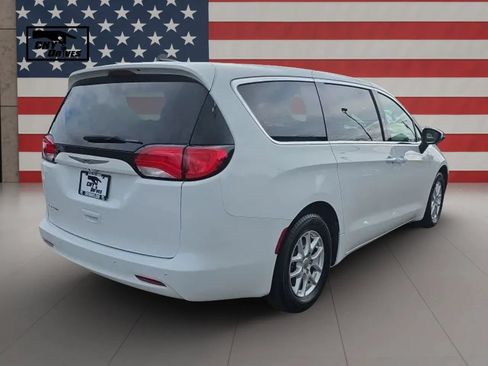 Used 2022 Chrysler Voyager LX FWD image 5
