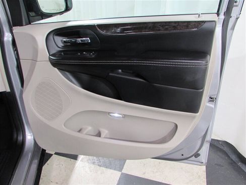 Used 2014 Chrysler Town & Country Touring image 51