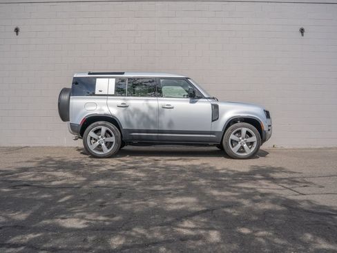 Used 2024 Land Rover Defender 110 SE AWD/4WD image 8