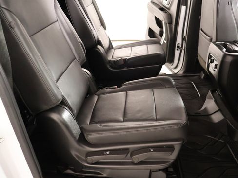 Used 2022 Chevrolet Suburban LT w/ Luxury Package image 15