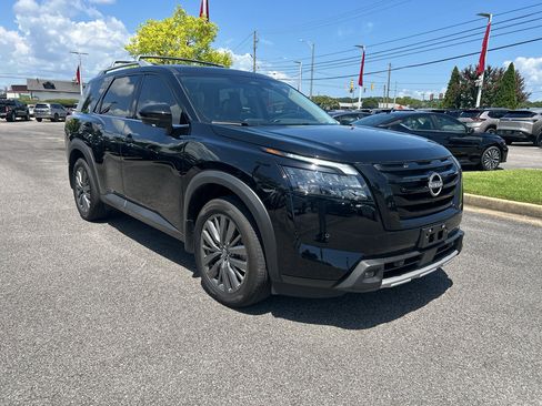 Used 2025 Nissan Pathfinder SL w/ SL Premium Package AWD/4WD image 24