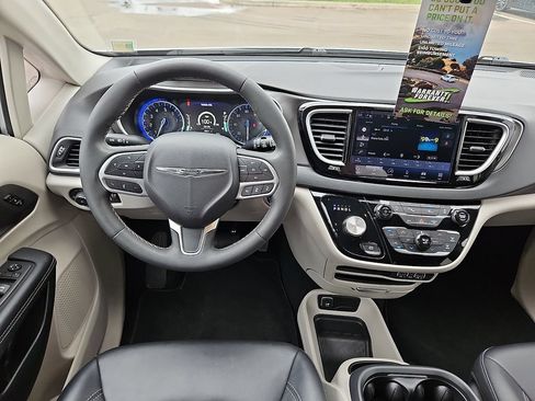 Used 2024 Chrysler Pacifica Touring-L FWD image 10