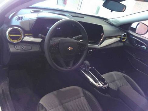 Used 2025 Chevrolet Trax LT image 4