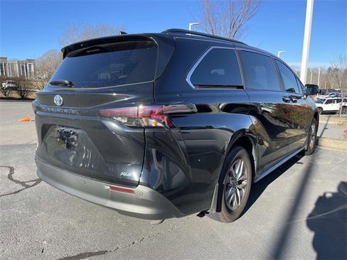 Used 2025 Toyota Sienna XLE image 4