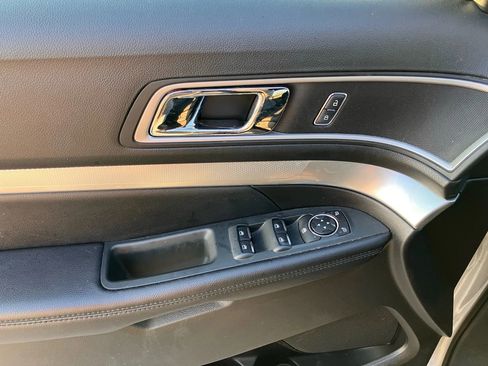 Used 2017 Ford Explorer XLT image 18