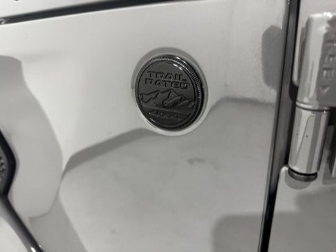 Used 2021 Jeep Gladiator Willys image 32