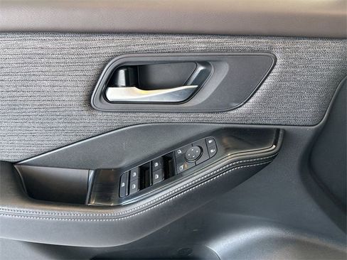 Used 2023 Nissan Rogue SV image 22