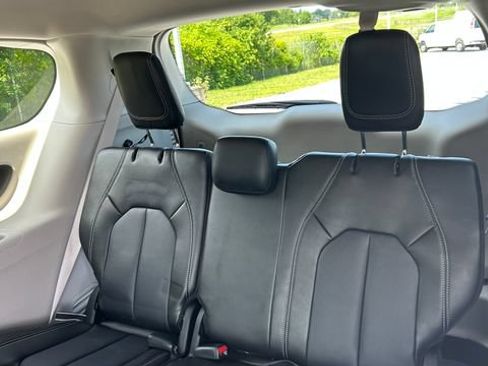 Used 2024 Chrysler Pacifica Touring-L FWD image 32