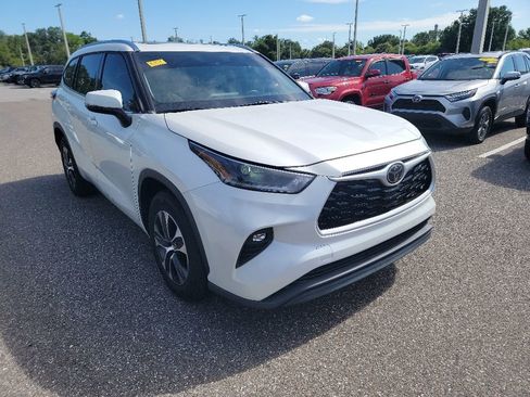 Used 2021 Toyota Highlander XLE FWD image 2