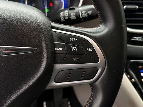 Used 2017 Chrysler Pacifica Touring-L image 28