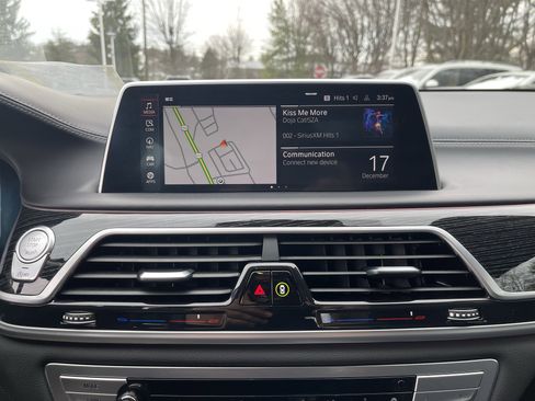 Certified 2022 BMW 750i xDrive w/ Luxury Rear Seating Package image 11