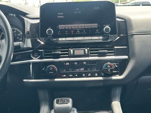 Certified 2025 Nissan Pathfinder SV FWD image 17