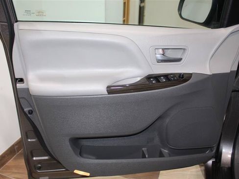 Used 2017 Toyota Sienna XLE w/ XLE Navigation Package FWD image 33