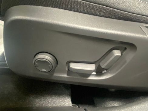 Used 2025 Volvo XC40 B5 Core image 12