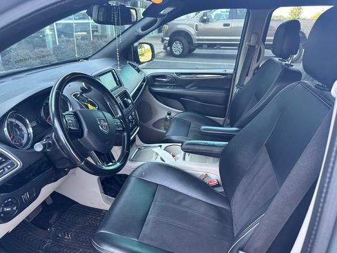 Used 2019 Dodge Grand Caravan SXT FWD image 5