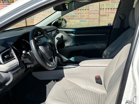 Used 2018 Toyota Camry SE w/ Moonroof Package FWD image 6