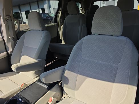Used 2018 Toyota Sienna LE FWD image 21