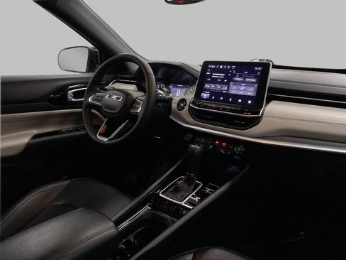 Used 2025 Jeep Compass Limited image 18