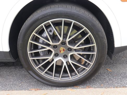 Used 2021 Porsche Cayenne image 38