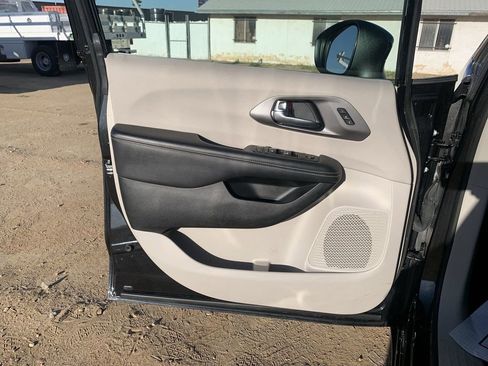 Used 2023 Chrysler Pacifica Touring-L FWD image 20