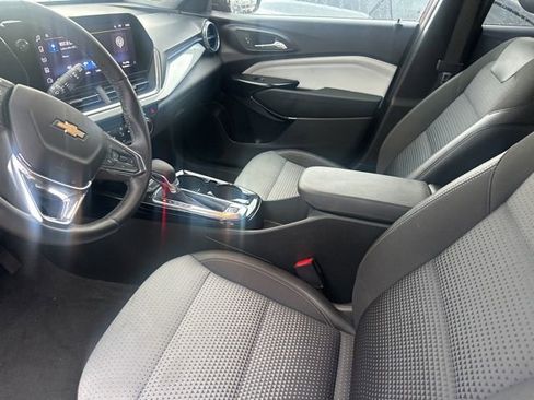 Used 2025 Chevrolet Trax LT w/ LT Convenience Package FWD image 12