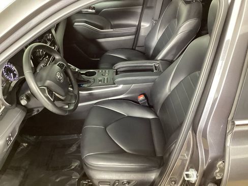 Used 2024 Toyota Highlander XLE AWD/4WD image 32