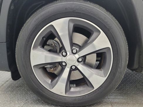 Used 2019 Jeep Cherokee Limited image 31