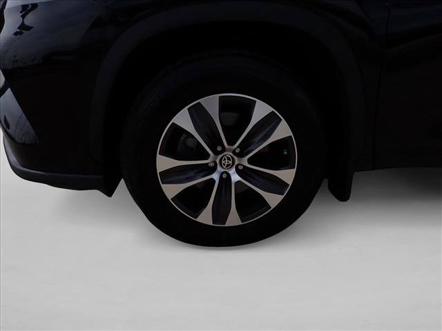 Used 2022 Toyota Highlander XLE AWD/4WD image 7