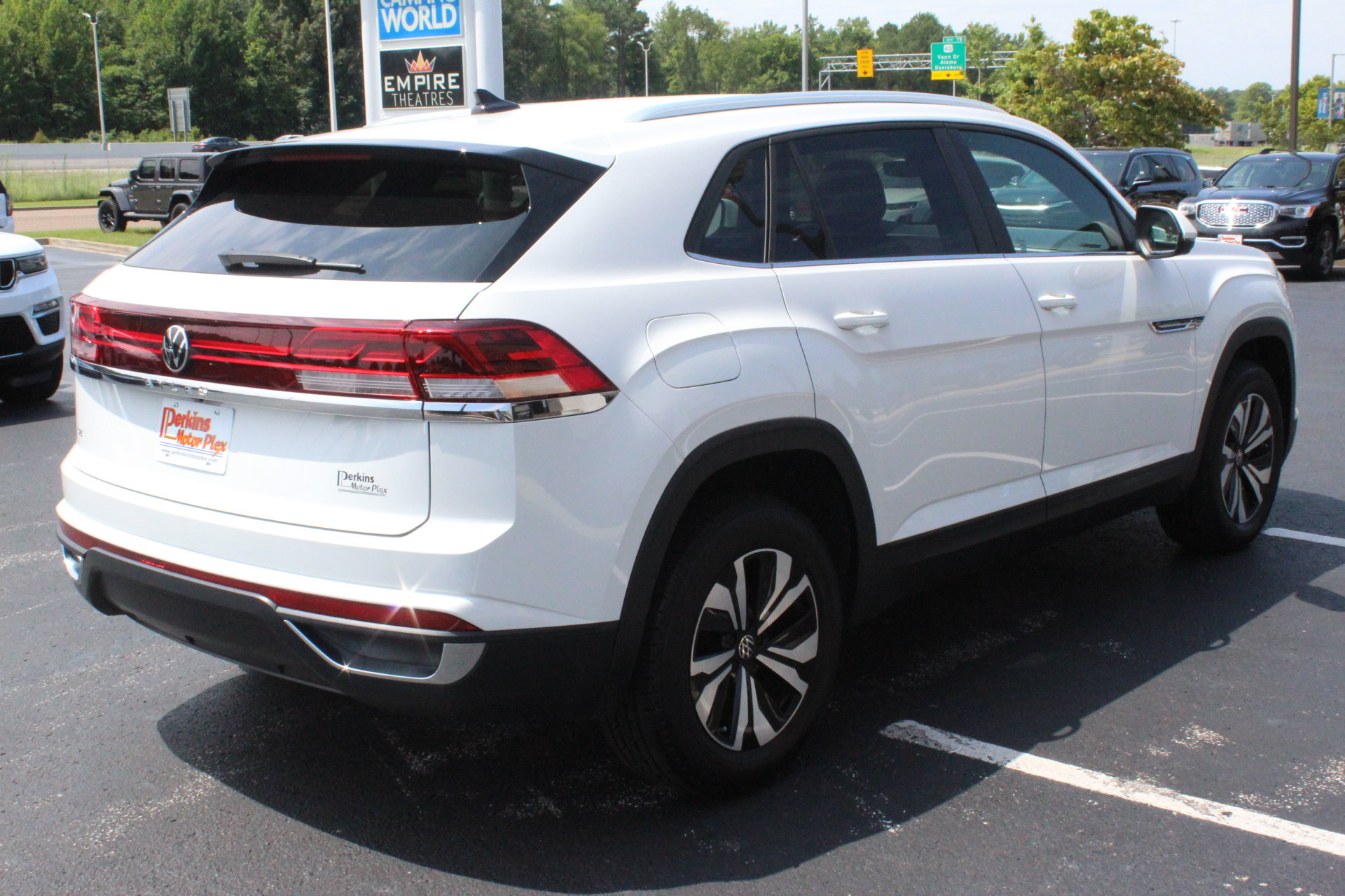 Used 2024 Volkswagen Atlas Cross Sport SE FWD image 6