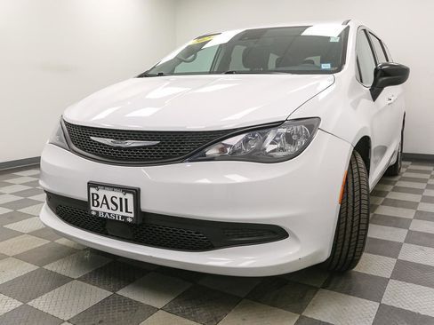 Used 2024 Chrysler Voyager LX image 4