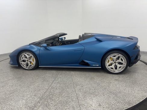 Used 2020 Lamborghini Huracan EVO RWD image 2